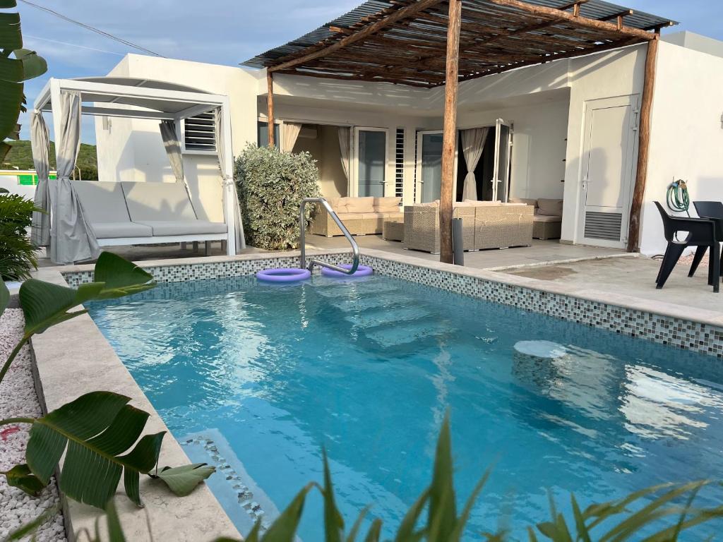 een zwembad voor een huis bij Casa Wechi in Willemstad