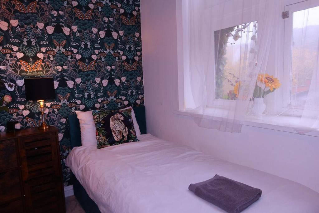 Postel nebo postele na pokoji v ubytování Pontypool Haven Retreat - 3Bedroom Flat