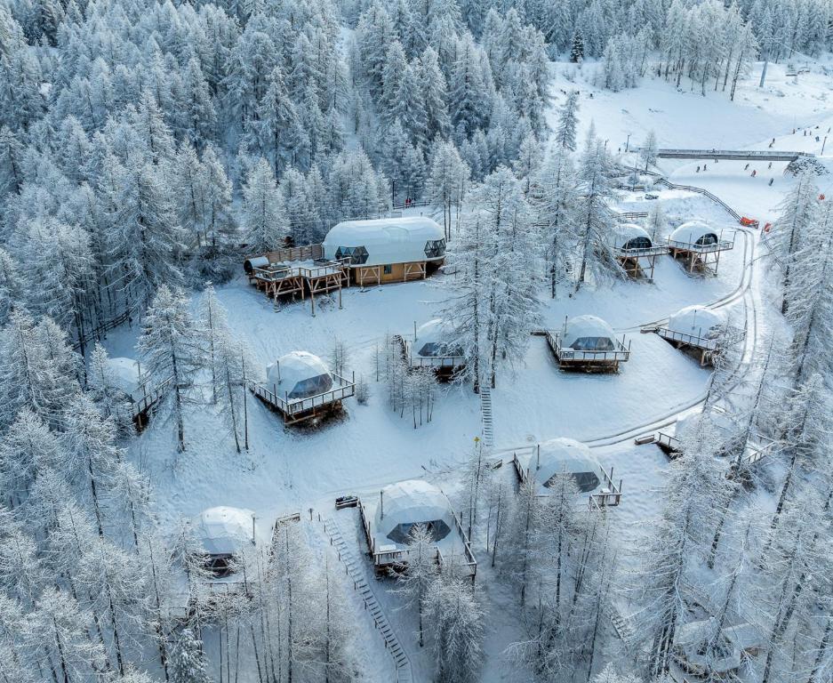 een luchtzicht op een resort in de sneeuw bij Alpin D'Hôme Hôtel & Spa in Les Orres