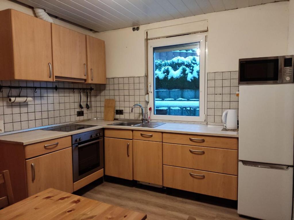 Kuchyň nebo kuchyňský kout v ubytování Monteurwohnung Kirchveischede