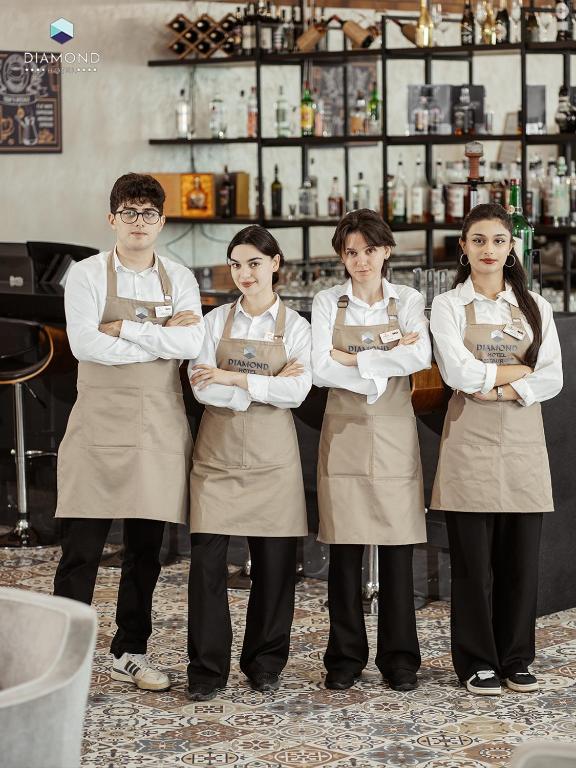 een groep van vier vrouwen die voor een toonbank staan bij Hotel Diamond in Baku