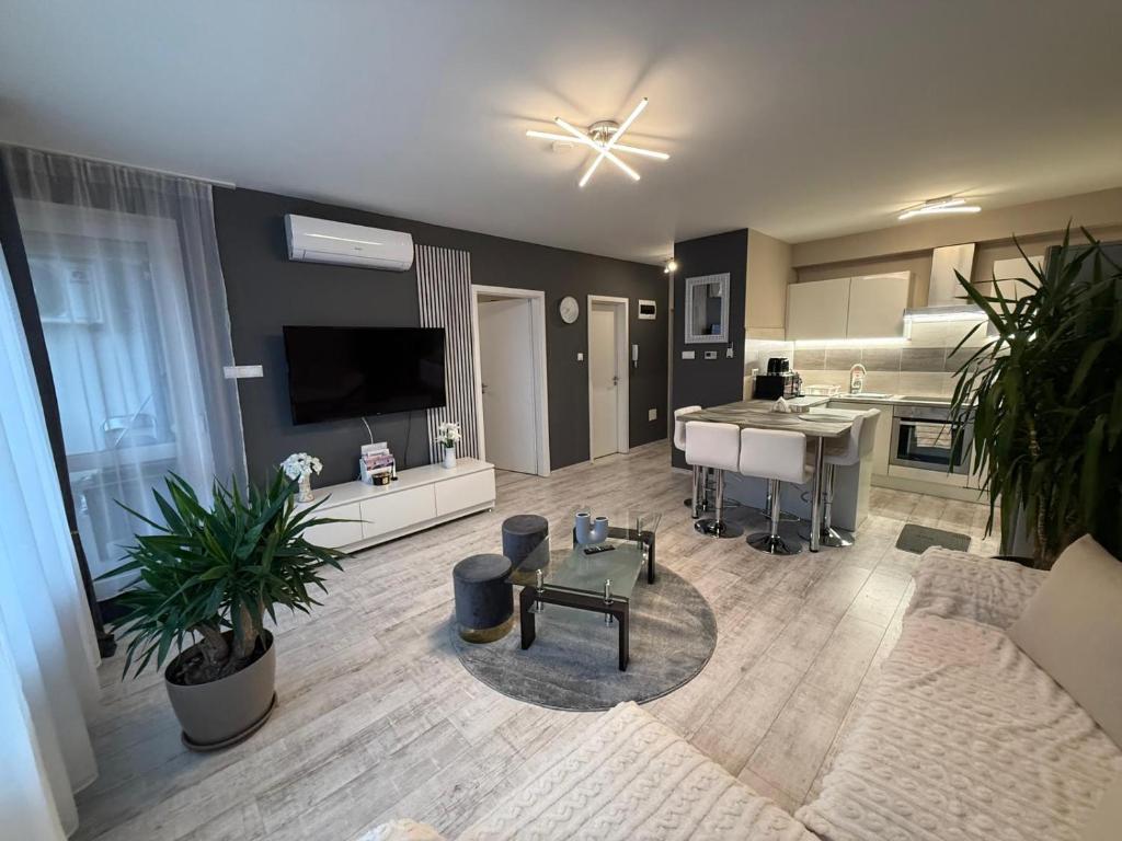 a large living room with a kitchen and a living room at HIGHWAY Apartman in Győr