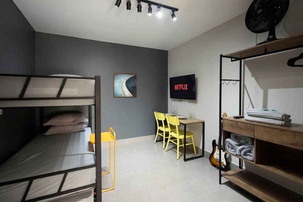 Postel nebo postele na pokoji v ubytování 108-Studio funcional com treliche prox UEL