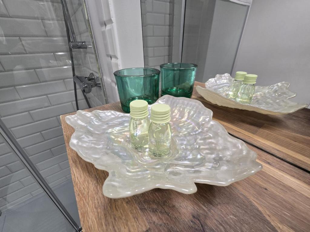 een tafel met glazen flessen erop bij Apartamenty CAPPUCCINO in Przemyśl