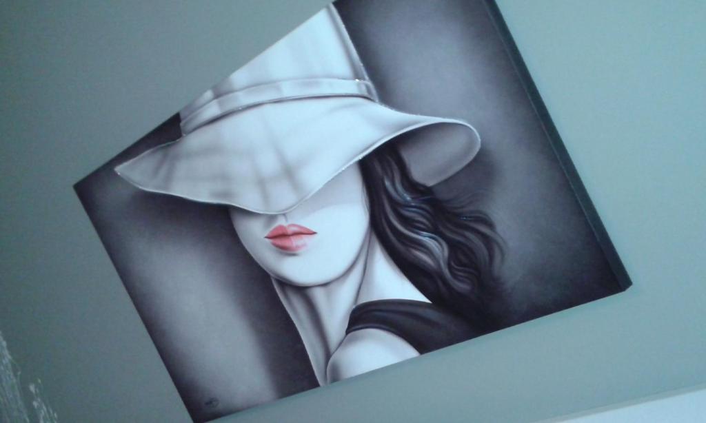 コンヴェルサーノにあるAppartamento L'Ulivoの帽子を被った女性画