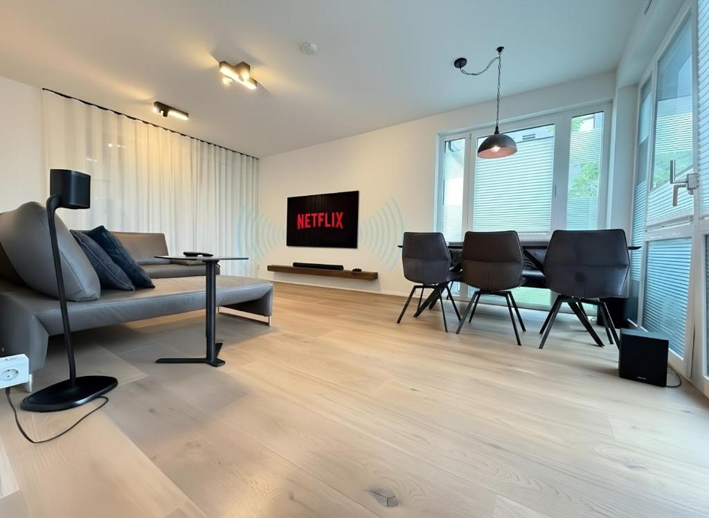 Μια τηλεόραση ή/και κέντρο ψυχαγωγίας στο Premium Stay Essen near Messe