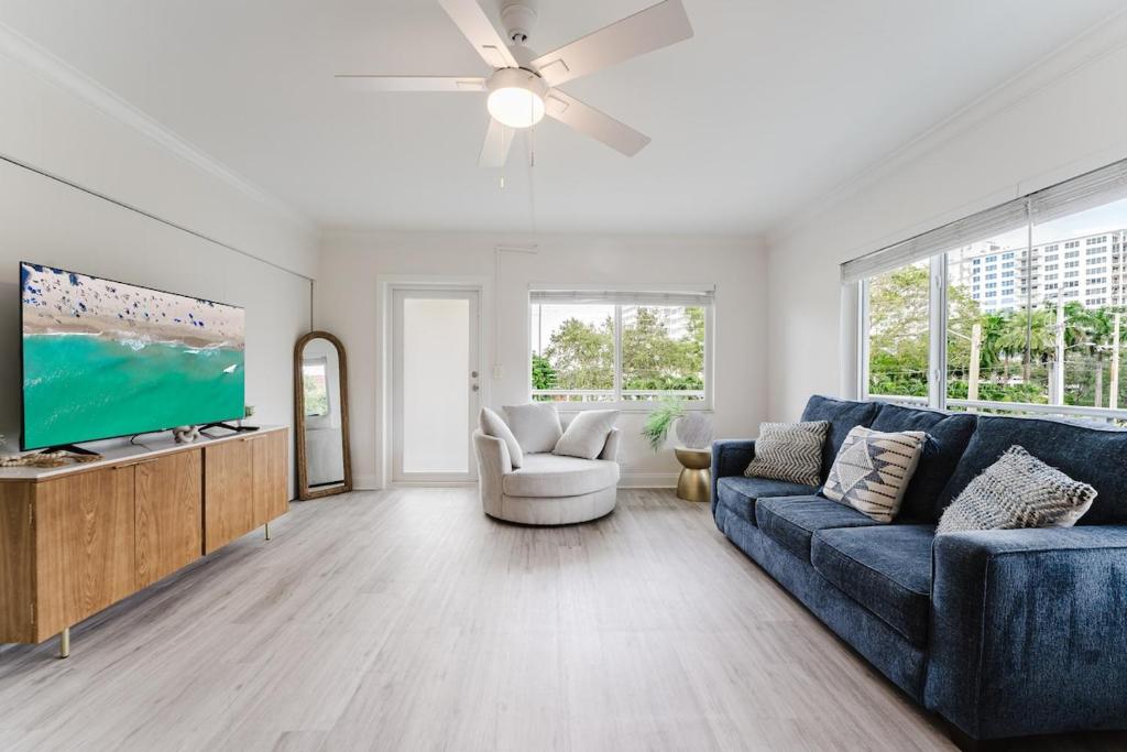 Μια τηλεόραση ή/και κέντρο ψυχαγωγίας στο Luxury Boca Stay - Pool, Hot Tub & Intracoastal