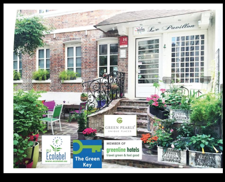 Κήπος έξω από το Le Pavillon Hotel