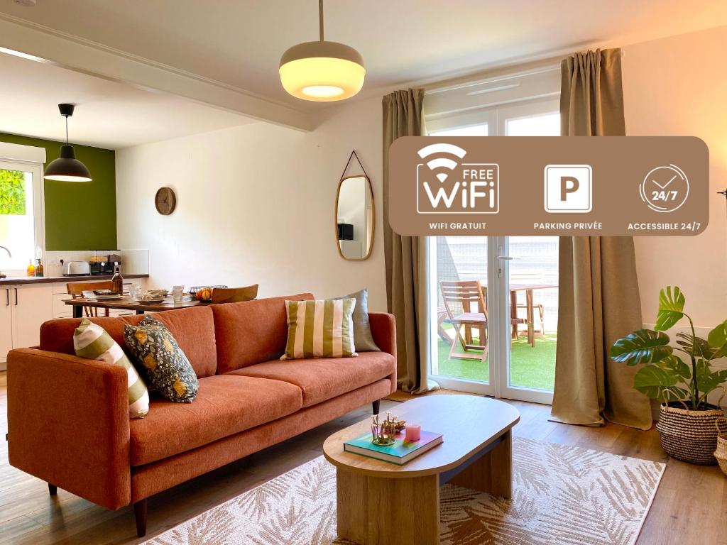 ブレシュイールにあるLe Cinquièmeのソファとテーブルのあるリビングルーム