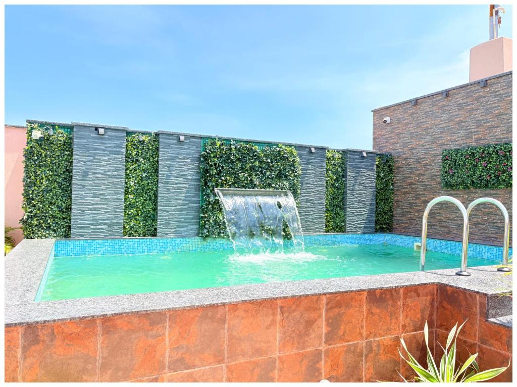 una piscina con una fuente frente a un edificio en Near Jagannatha Temple Puri HGH-Grand Heritage #Rooftop Pool, en Puri