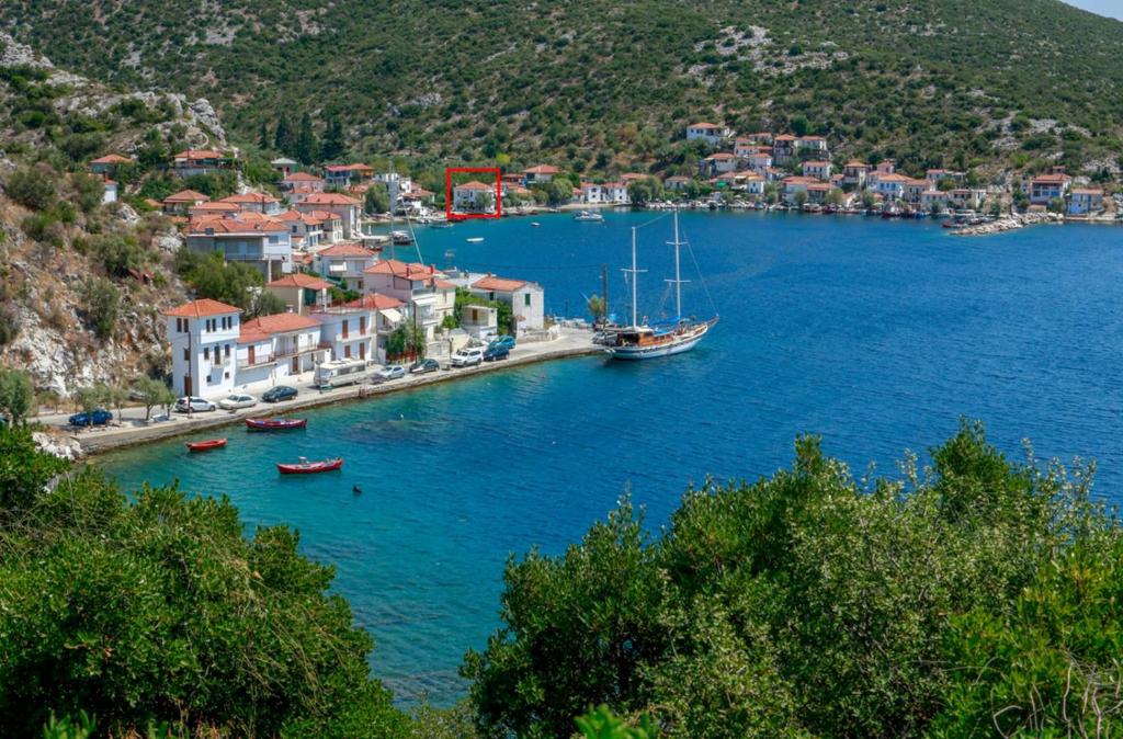 um grupo de barcos em um grande corpo de água em Sea Side Studio with Balcony and Sea View em Ayía Kiriakí