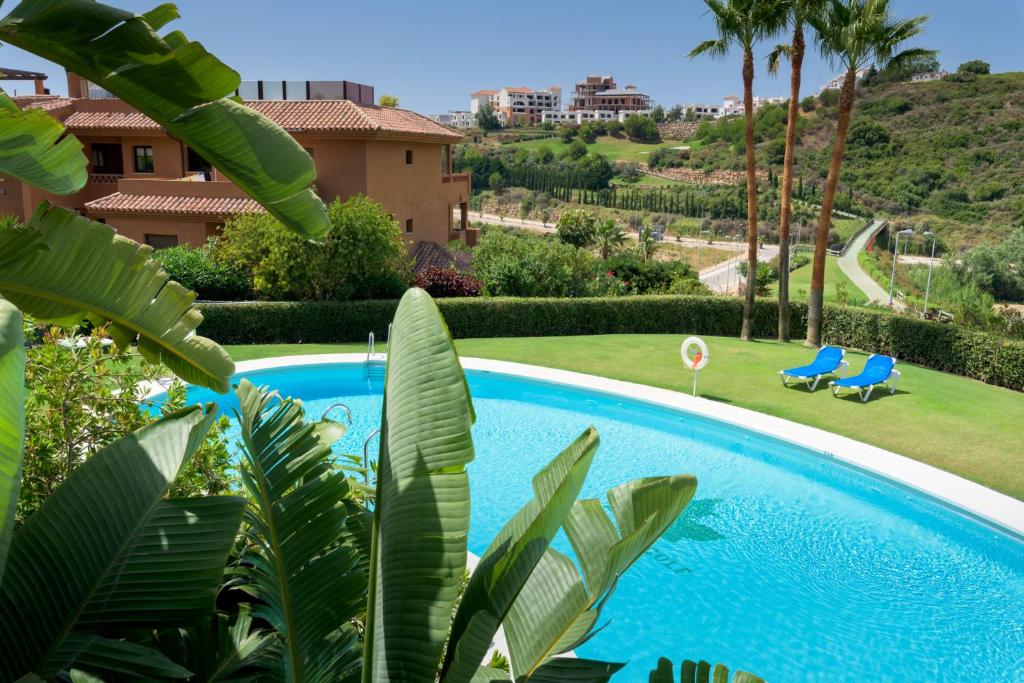 vista para uma piscina num resort em Apartamento del Golf Dona Julia y Cortesin em San Luis de Sabinillas