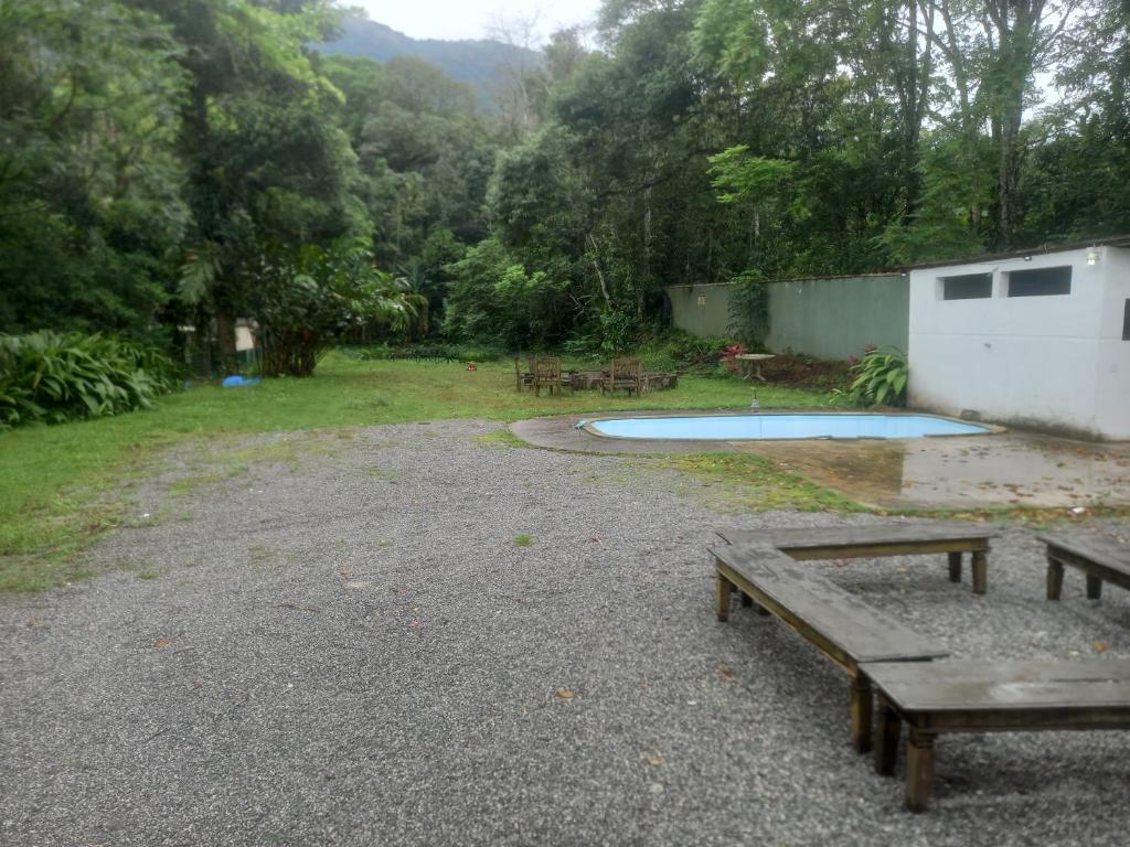 a backyard with a picnic table and a pool at camping sonho traga seu in São Sebastião