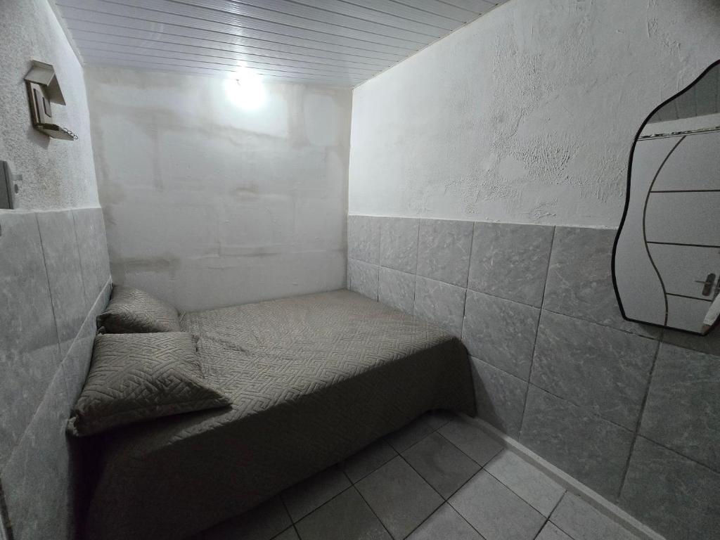 a small room with a small bed in the corner at Aluguel de quarto por diária in São Luís