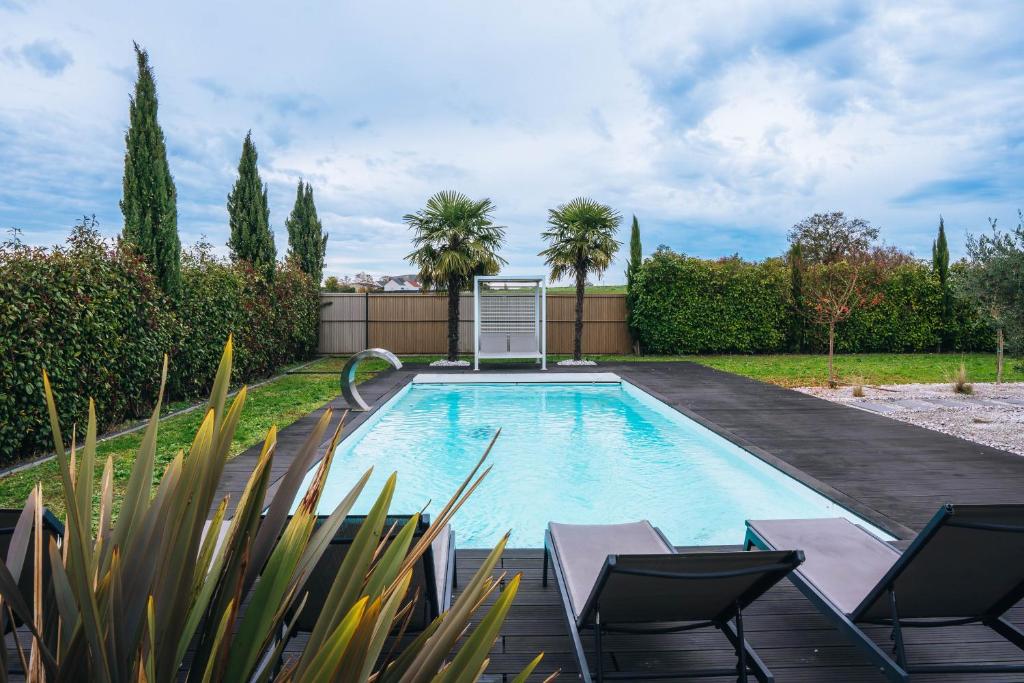 Πισίνα στο ή κοντά στο La Villa Marais