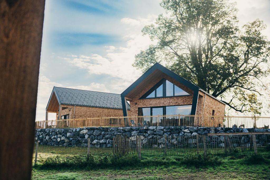 Budova, kde se chata nachází