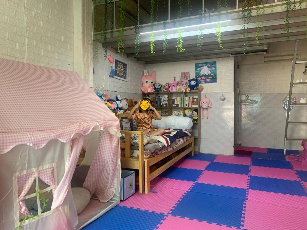 a room with a girls bedroom with a bunk bed at Homestay rất gần Gigamall Phạm Văn Đồng in Ho Chi Minh City