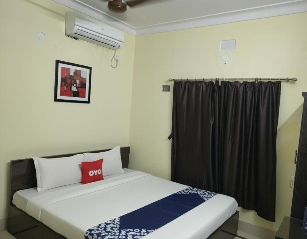 une chambre avec un lit et une fenêtre dans l'établissement Hotel Tara Maa Guest House, à kolkata