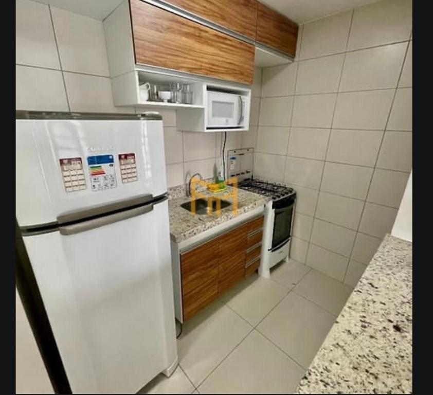 eine Küche mit einem weißen Kühlschrank und einer Spüle in der Unterkunft Apartamento na DOCA in Belém
