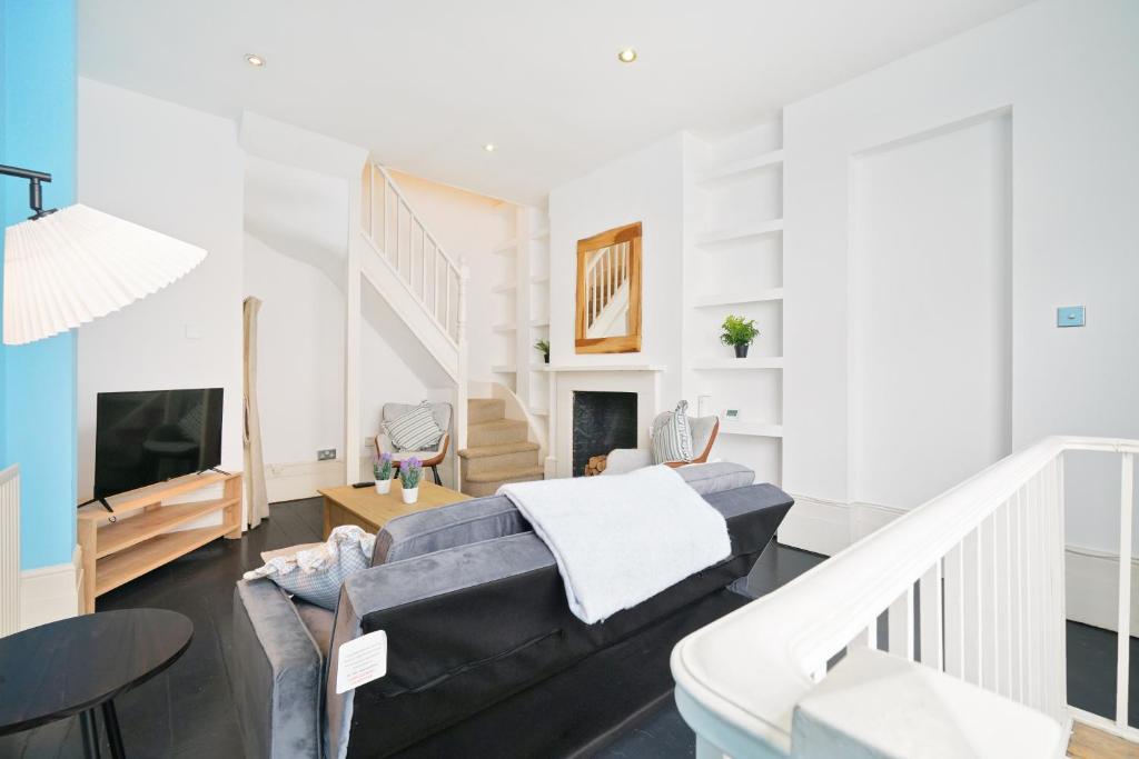 Μια τηλεόραση ή/και κέντρο ψυχαγωγίας στο Cosy Richmond Home Walk to Station & River