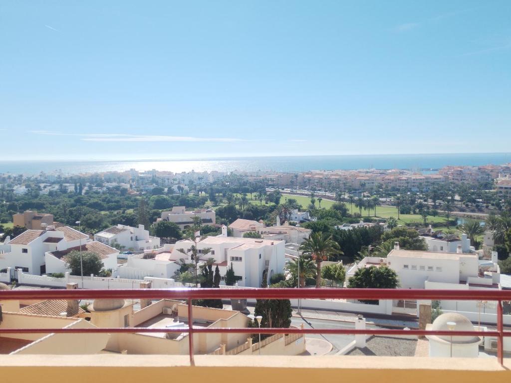 einen Blick auf die Stadt vom Balkon eines Hauses in der Unterkunft Almerimar Sea, Golf and Views in Almerimar
