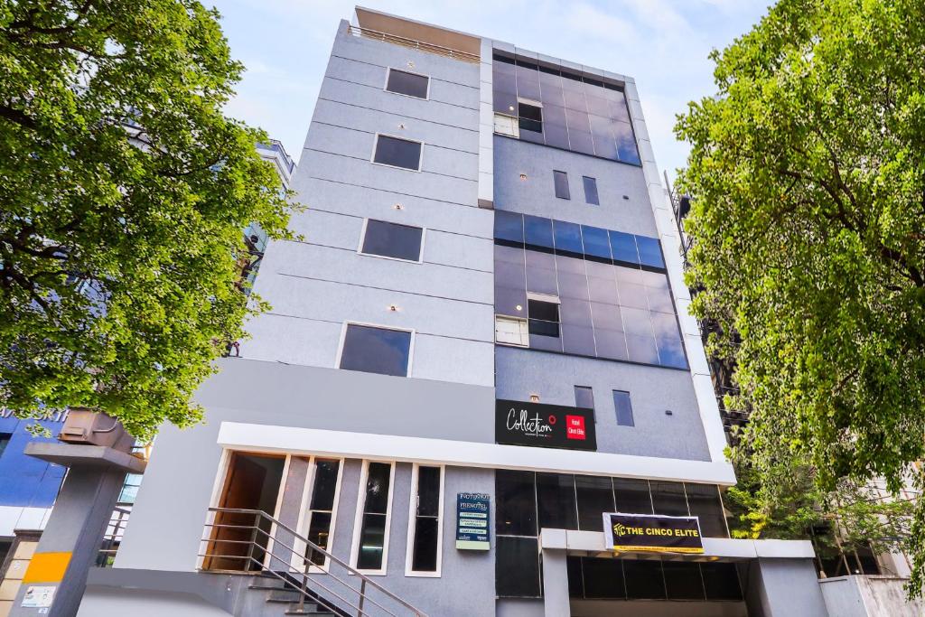 un alto edificio bianco con un cartello sopra di Hotel O Dream Nest a Madhapur