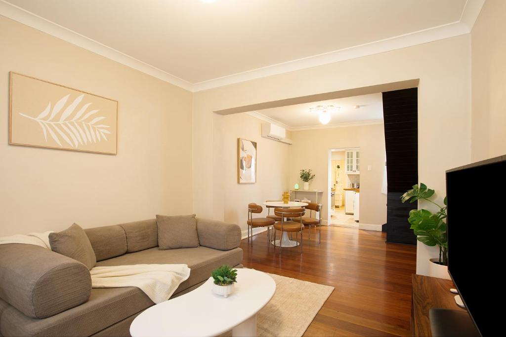 Posezení v ubytování Luxe Pyrmont Apartment - Stylish 2BR Stay Near Darling Harbour