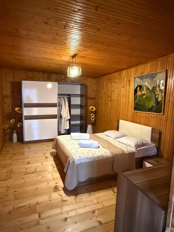 Postel nebo postele na pokoji v ubytování guesthouse twins in svaneti