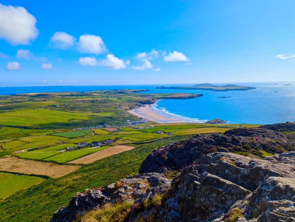 una vista aérea de un campo de golf en el océano en Craig-Y-Mor Suites With Sea Views Whitesands Bay St Davids, en St. Davids