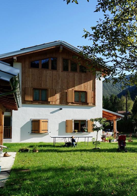 a house with a picnic table in the yard at Pur Mountain View Flat in Ledro