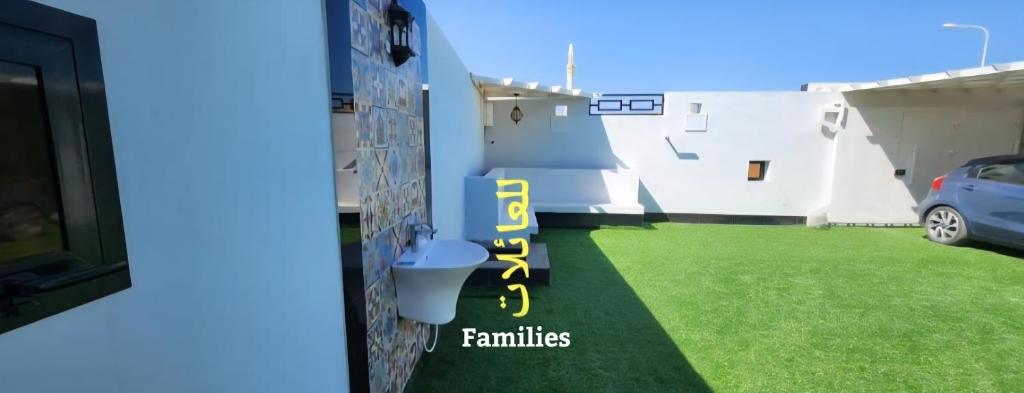 As Suwayqにあるعريش ماجد بيت بالكامل Full Houseの家の脇にトイレがある庭