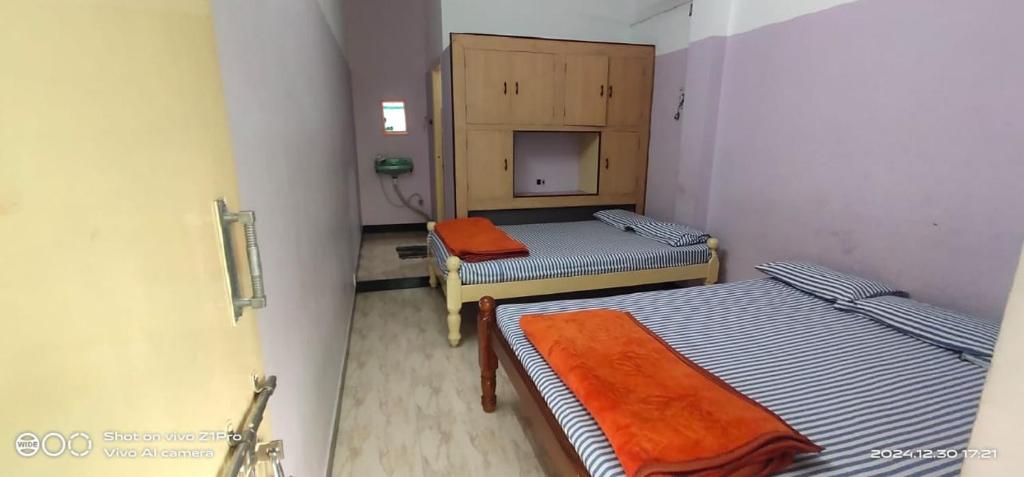 Postel nebo postele na pokoji v ubytování Shree chendur Residency Roomstay