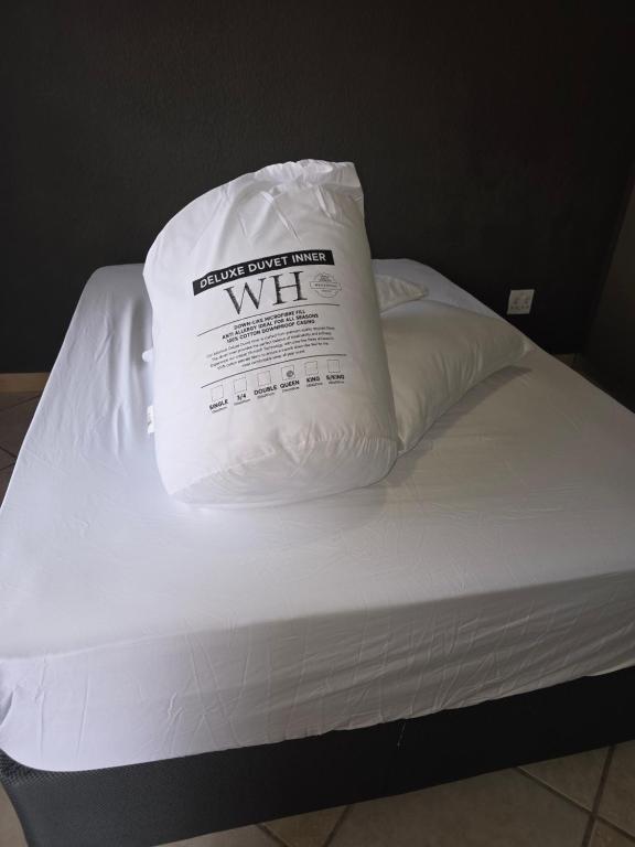 almohada blanca sobre la cama en The Good Samaritan 2, en Witbank