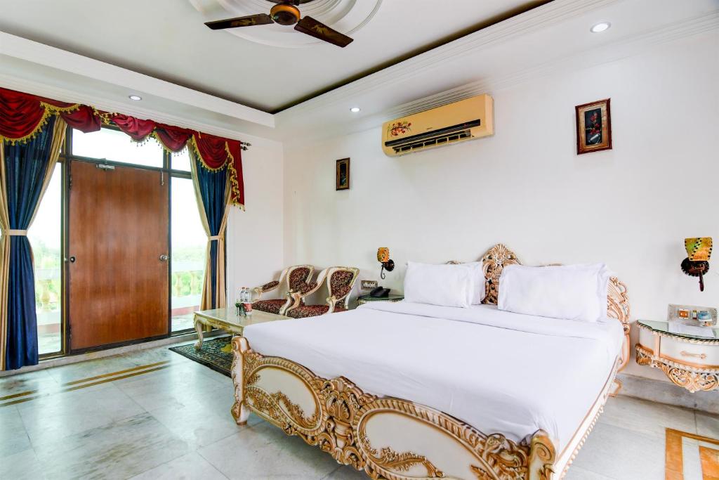 - une chambre avec un grand lit blanc et des chaises dans l'établissement Palette - Hotel ICON Bakkhali, à Bakkhali