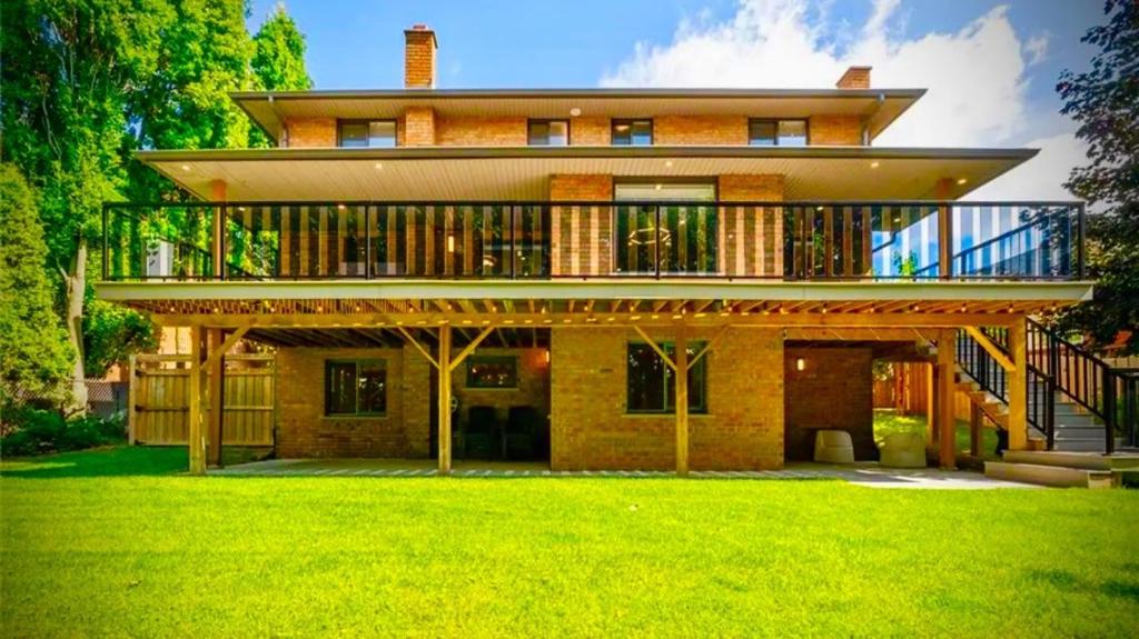 ein großes Haus mit Balkon auf einem Hof in der Unterkunft Spacious 2 Bedroom & 2 Bathroom Suit Near Fairview Mall & Waterloo Airport in Kitchener