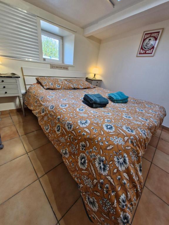 Ένα ή περισσότερα κρεβάτια σε δωμάτιο στο Gîte 2 Personnes- Rénové - Plage à 5 min - Parking Gratuit