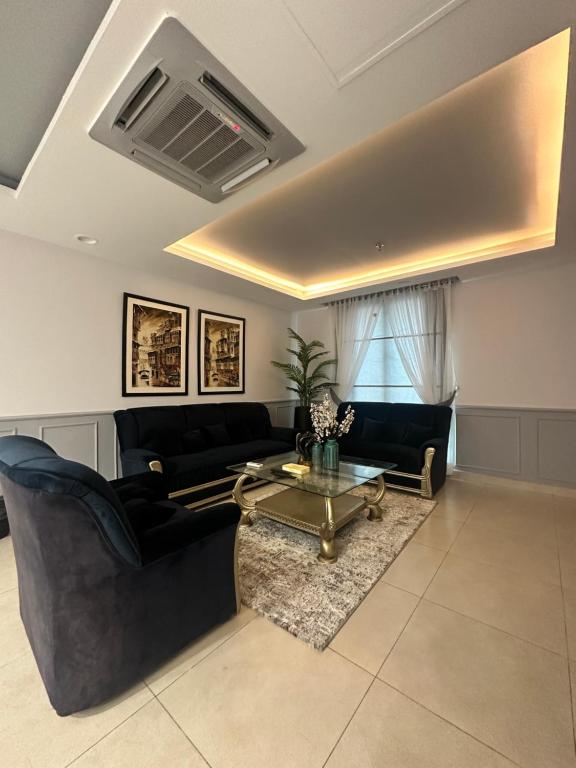 Gold crest mall Two Bed Luxury Apartment - Mirhaa Homes的休息区