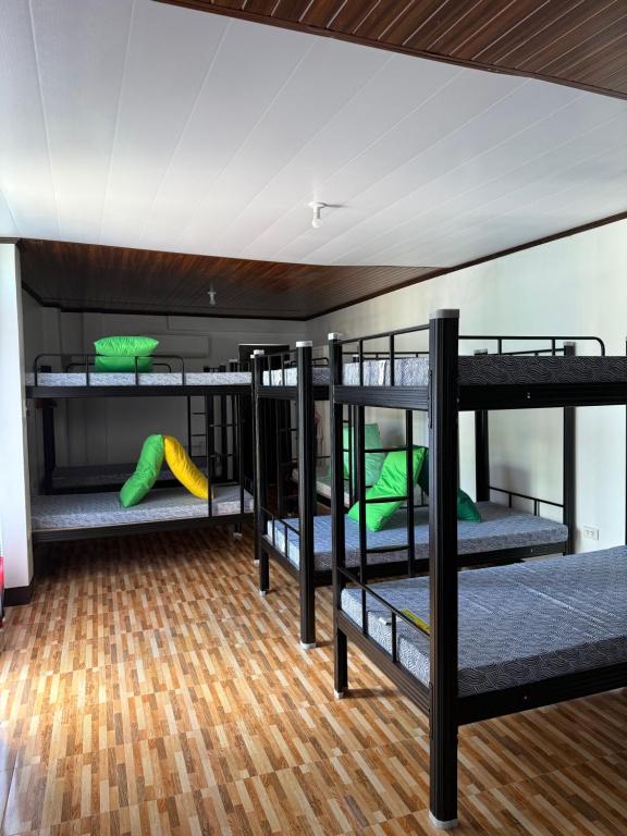 um quarto com três beliches em um quarto em Bancasi Hostel Shared Dormitory em Butuan