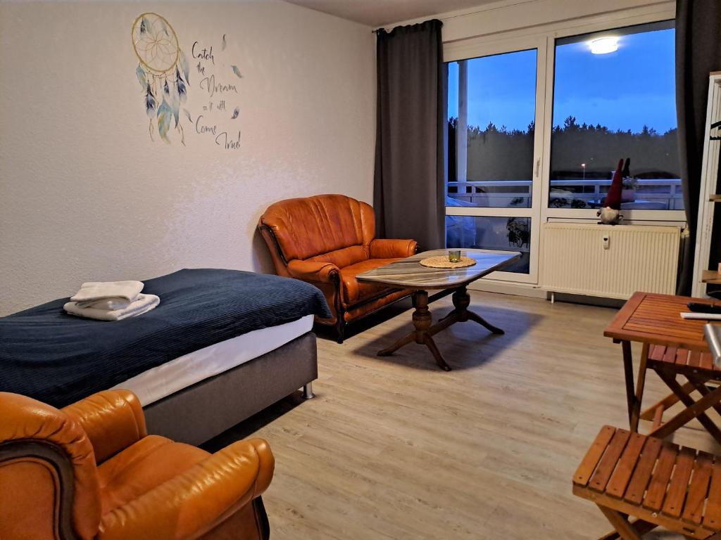 una habitación con una cama, una silla y una mesa en BurgK59, 3 BR, 4 Beds, TV, Kitchen and Bath, en Muldenstein