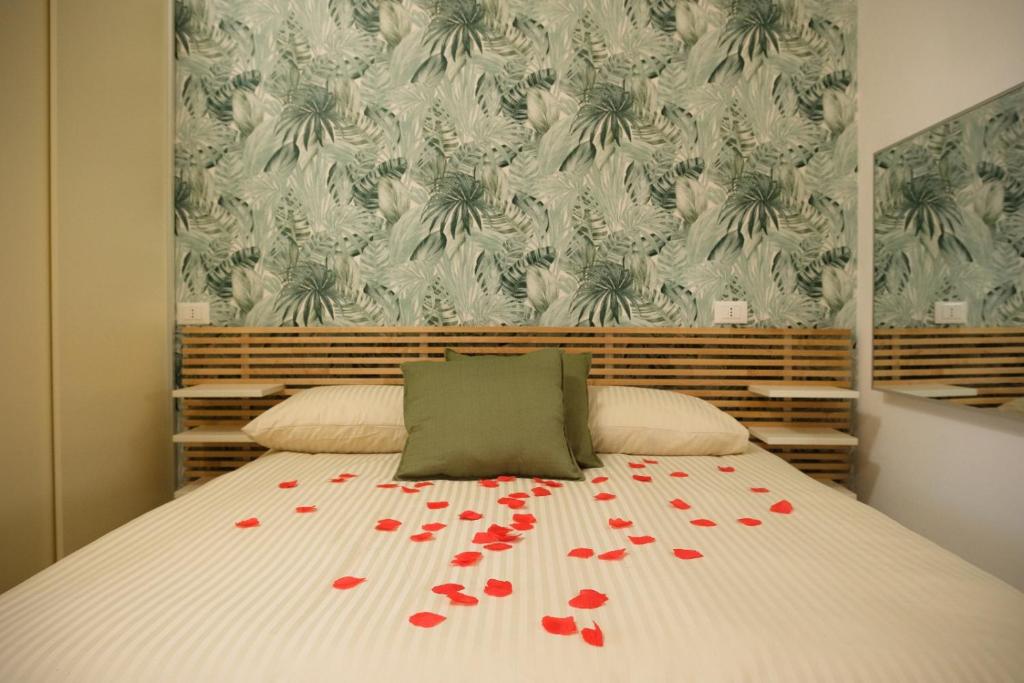 a bedroom with a bed with red roses on it at Attimo d'amore in Quinto Vicentino
