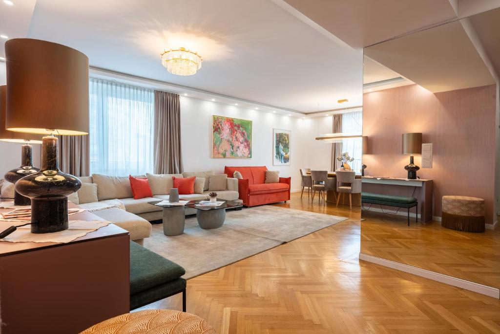 ein Wohnzimmer mit Sofa und Tisch in der Unterkunft Vienna Deluxe Residences - Schönbrunn in Wien