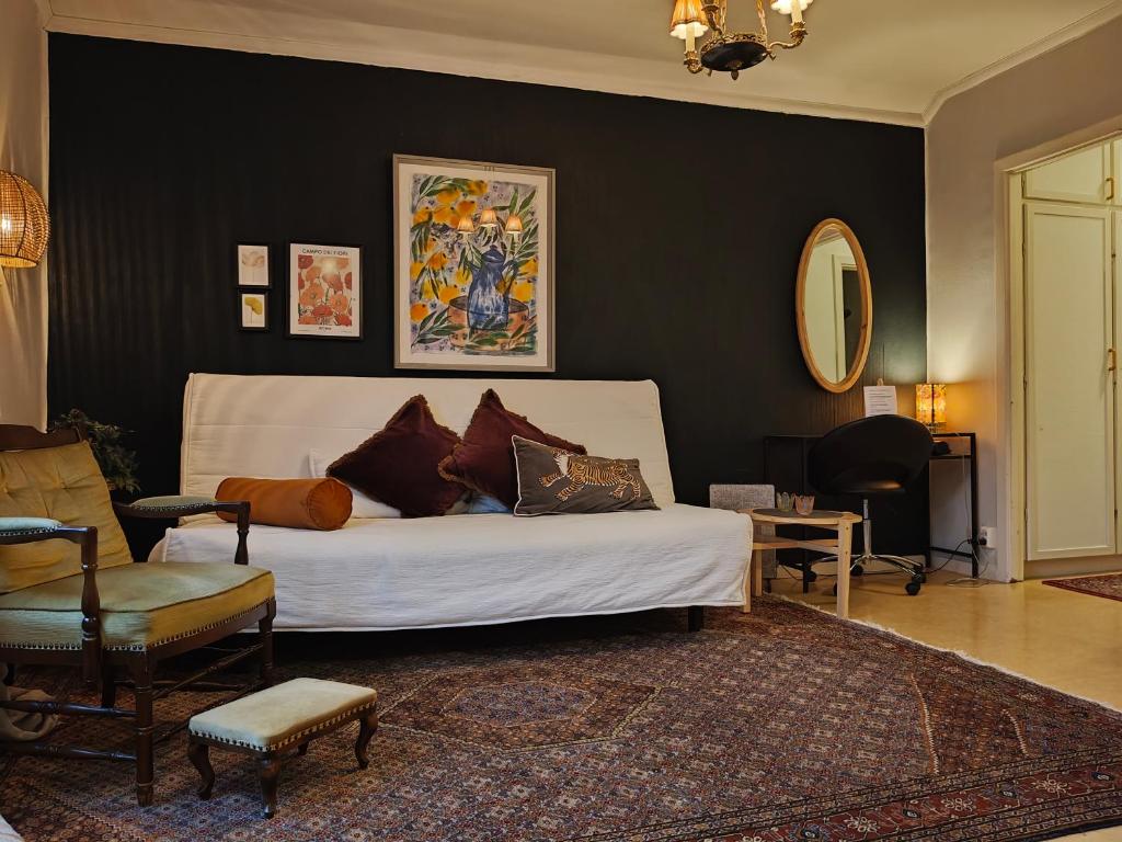 Posezení v ubytování Central lägenhet med badkar Nära till allt