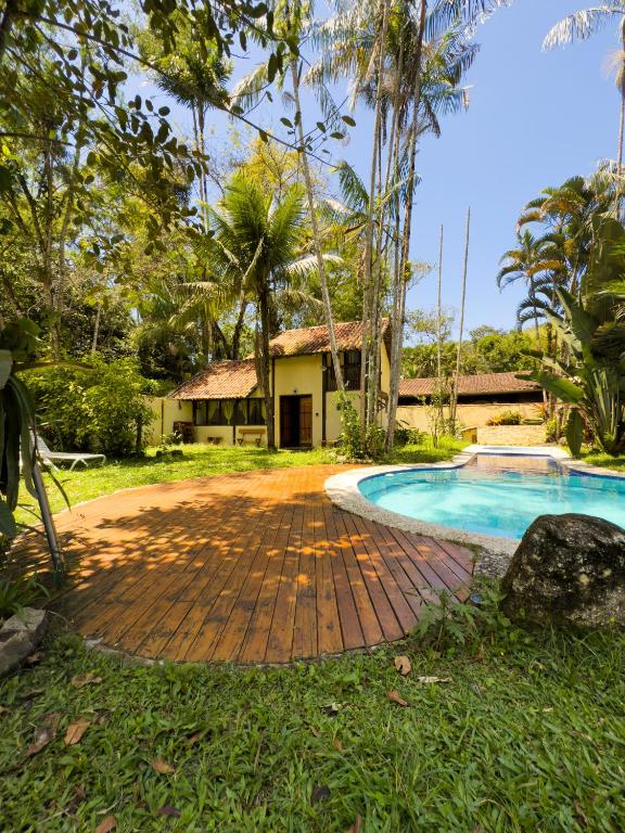 a resort with a swimming pool and a house at Casa Pindorama - Chalé Opy in Paraty