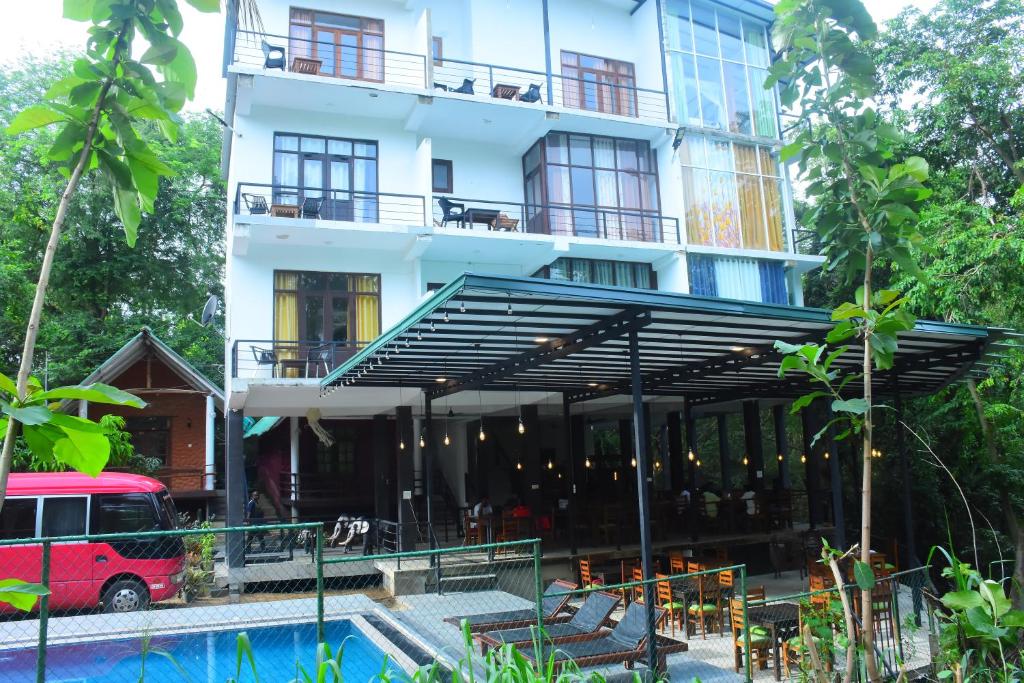 ウダワラウェにあるSunwin River Cabana & Hotelの前にプールがある建物