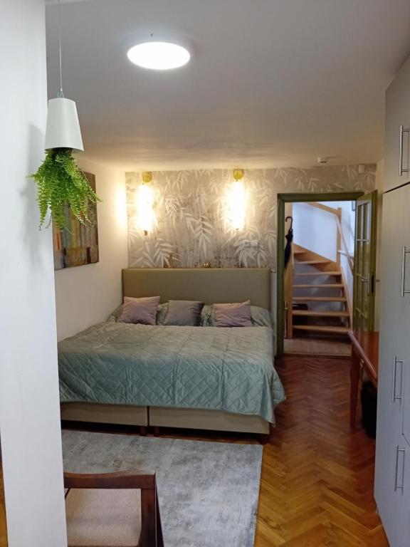 Ένα ή περισσότερα κρεβάτια σε δωμάτιο στο Bükkös Bird Apartman