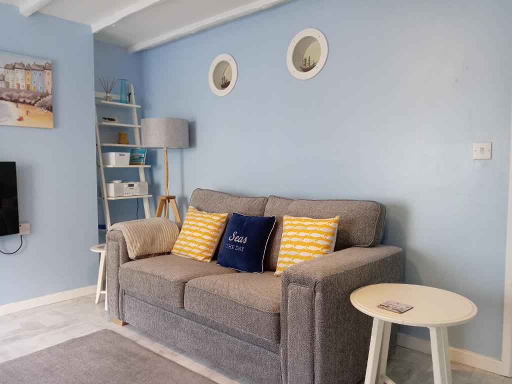 ブリクサムにあるThe Cuddy - Apartment with gardenのソファとテーブルのあるリビングルーム