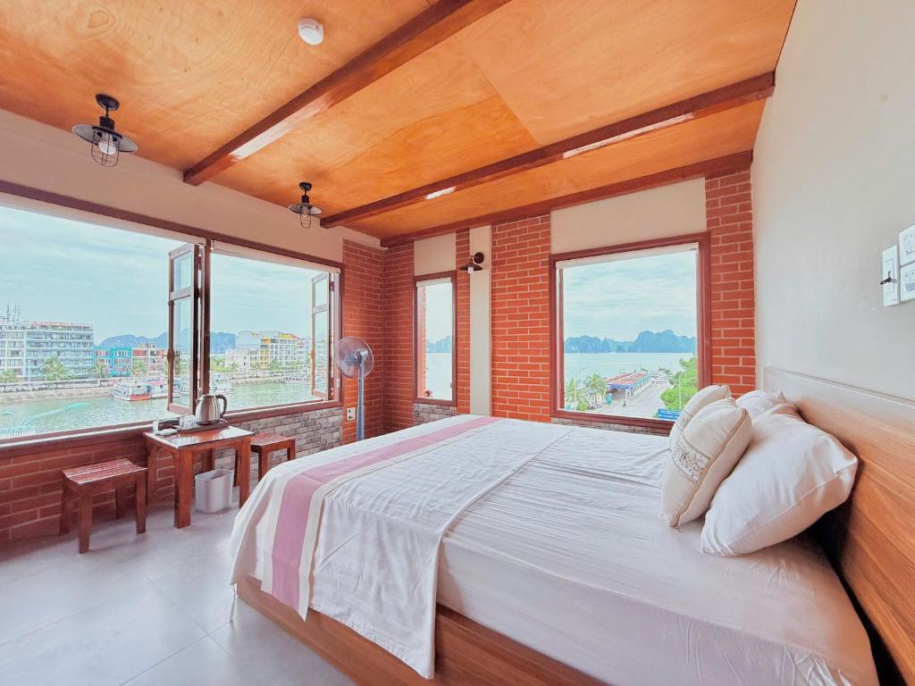 Un pat sau paturi într-o cameră la Cánh Buồm Homestay