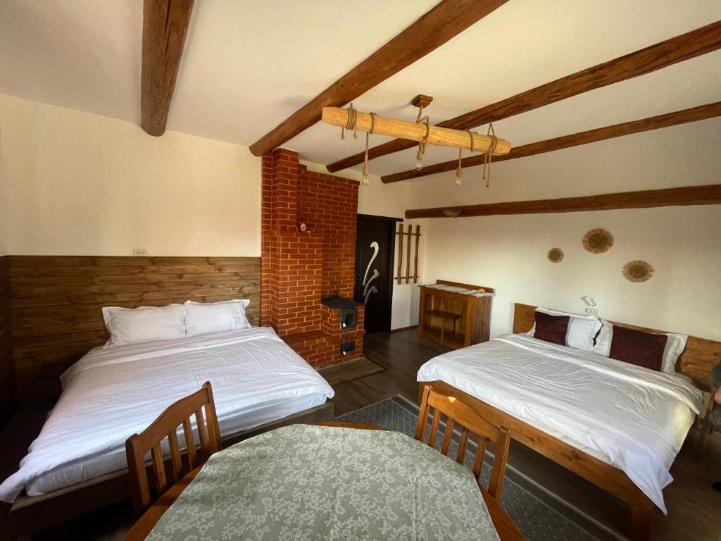 Ένα ή περισσότερα κρεβάτια σε δωμάτιο στο Căsuța din Deal