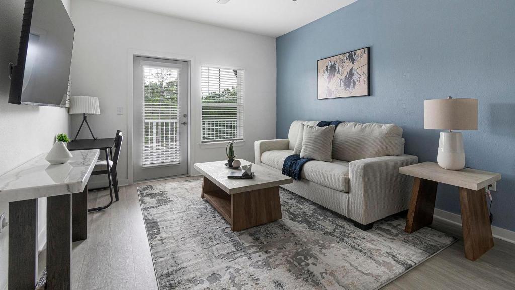 Μια τηλεόραση ή/και κέντρο ψυχαγωγίας στο Landing Amazing 1BD Gym Clubhouse