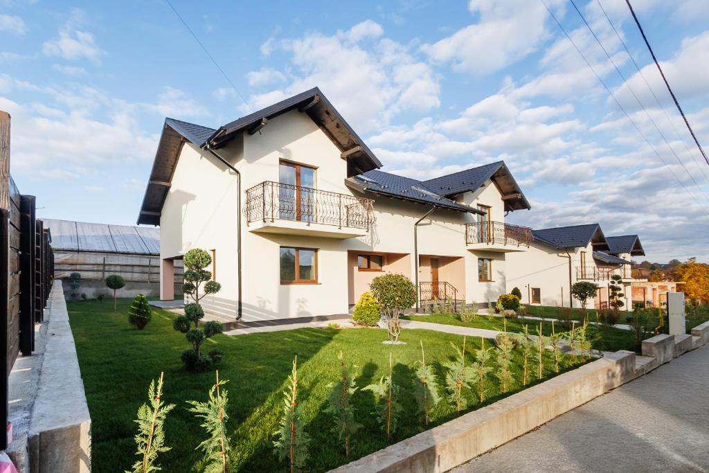 een huis met zonnepanelen op het dak bij Confort House in Horpaz